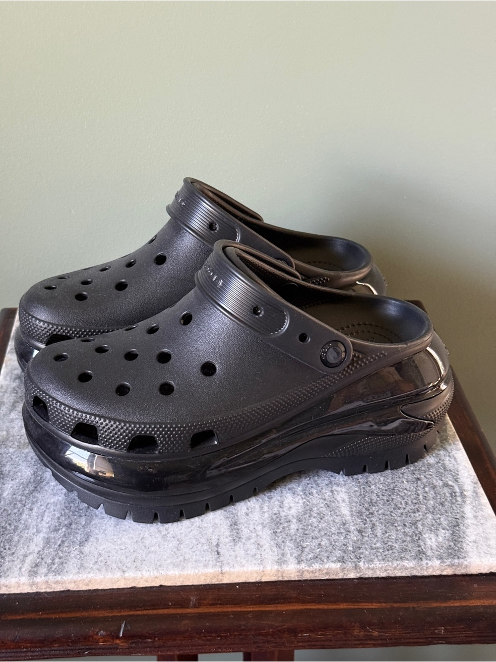 CROCS - Mega Crush Clog - Black - Size 6